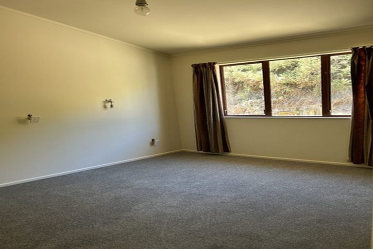 Photo of property in 5 Mitika Way, Strathmore Park, Wellington, 6022