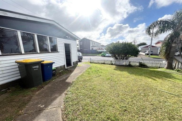 Photo of property in 5 Kokiri Street, Te Atatu South, Auckland, 0610