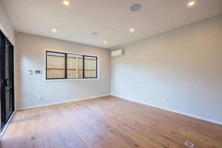 Photo of property in 15 Mcindoe Road, Kumeu, 0810