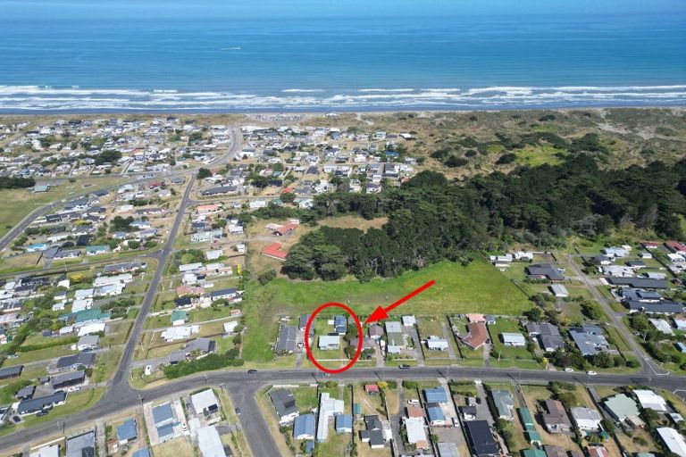 Photo of property in 62 Nash Parade, Foxton Beach, Foxton, 4815