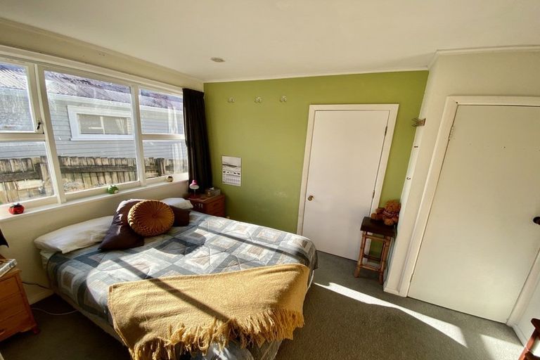 Photo of property in 42 Raroa Terrace, Tawa, Wellington, 5028