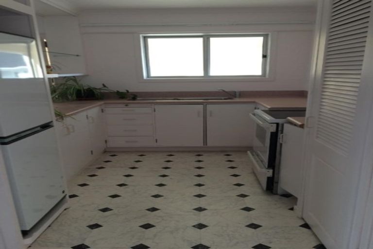 Photo of property in 6 Sampson Lane, Northcote, Auckland, 0627