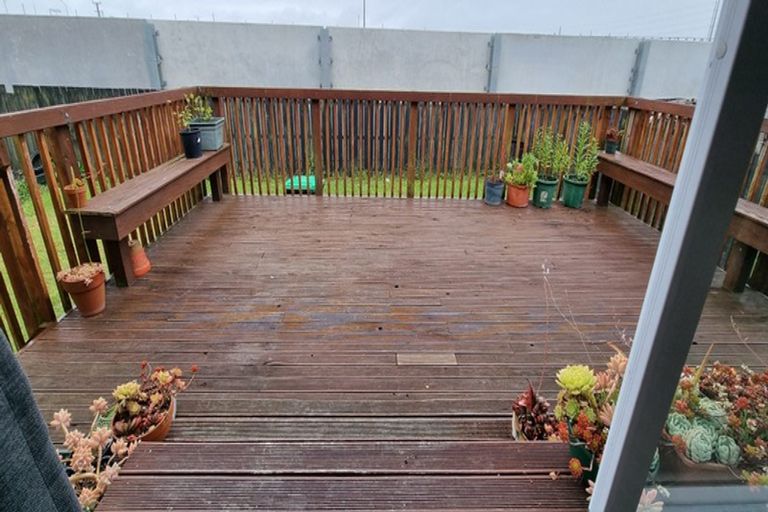 Photo of property in 17 Barbados Drive, Unsworth Heights, Auckland, 0632