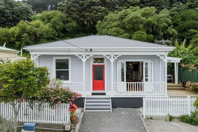 Photo of property in 12 Rixon Grove, Mount Victoria, Wellington, 6011