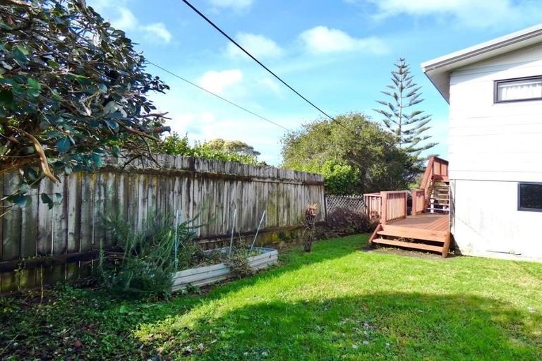 Photo of property in 1/57 Cliff View Drive, Green Bay, Auckland, 0604