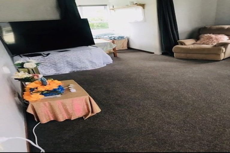 Photo of property in 89 Queenwood Road, Levin, 5510