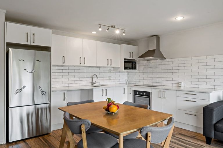 Photo of property in 3/18 Parr Terrace, Castor Bay, Auckland, 0620