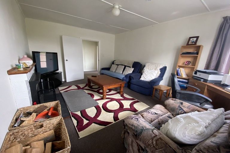 Photo of property in 18 Railway Street, Eltham, 4322