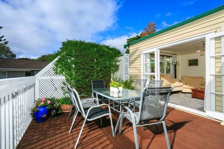 Photo of property in 17 Paramu Avenue, Birkdale, Auckland, 0626