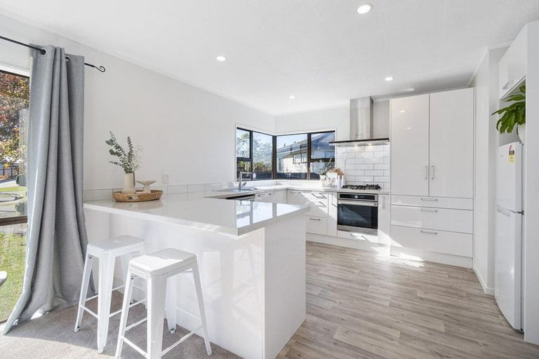 Photo of property in 18 Suzanne Grove, Kelvin Grove, Palmerston North, 4414