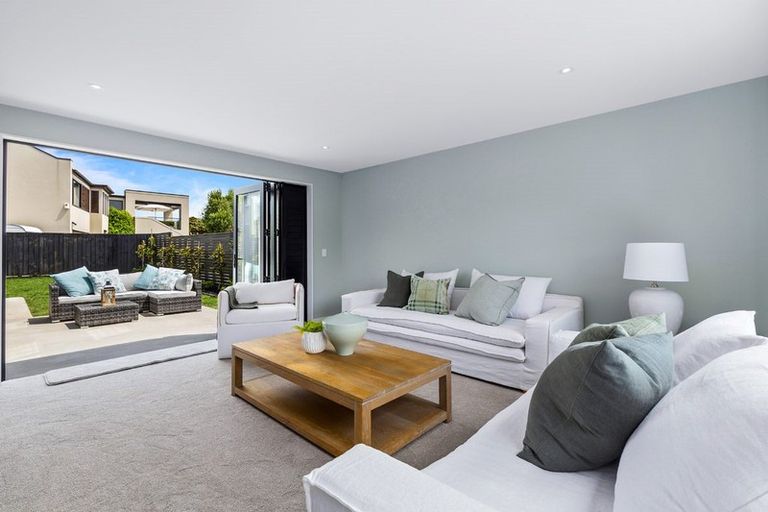 Photo of property in 10 Vaughan Crescent, Murrays Bay, Auckland, 0630