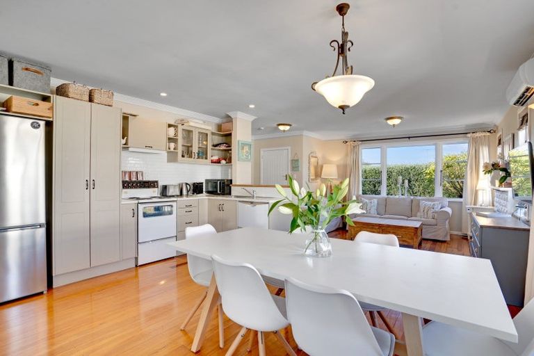 Photo of property in 17 Sackville Street, Martinborough, 5711