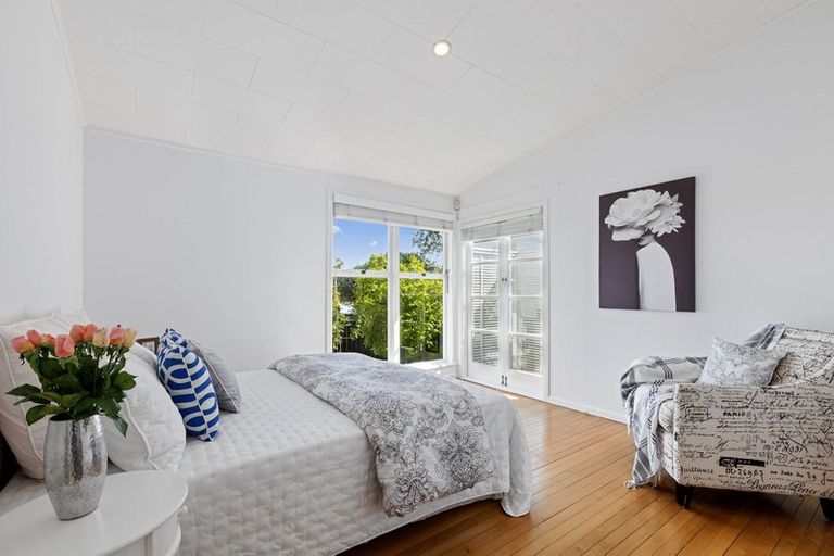 Photo of property in 1/48 Bond Crescent, Forrest Hill, Auckland, 0620