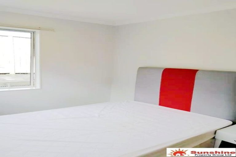 Photo of property in 17 Northcross Drive, Oteha, Auckland, 0632