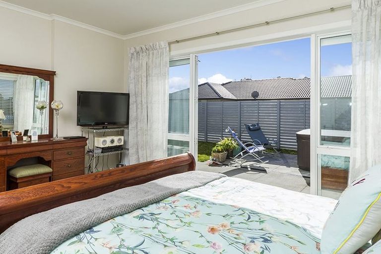 Photo of property in 18 Larmer Drive, Kumeu, 0810