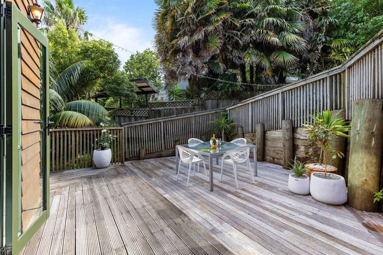 Photo of property in 2/25 Howard Road, Northcote, Auckland, 0627