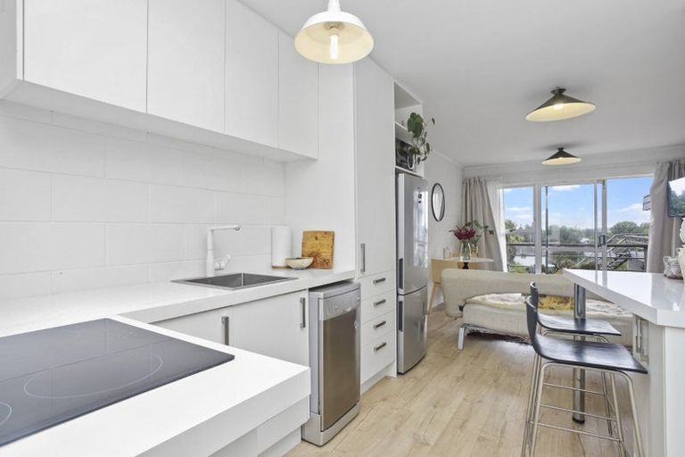 Photo of property in 11/19a Verbena Road, Birkdale, Auckland, 0626