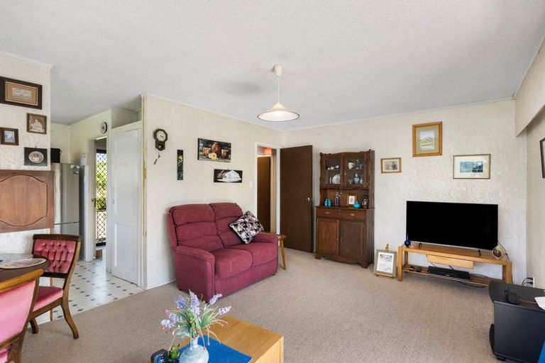 Photo of property in 2/4 Dalwhinnie Parade, Highland Park, Auckland, 2010