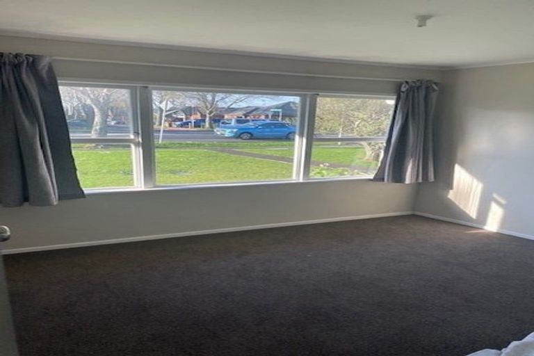 Photo of property in 2/468 Swanson Road, Ranui, Auckland, 0612