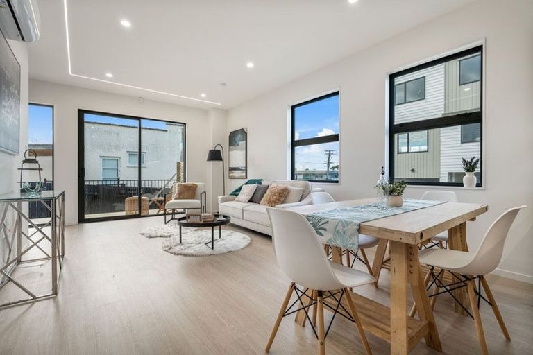 Photo of property in 7/16 Binsted Road, New Lynn, Auckland, 0600