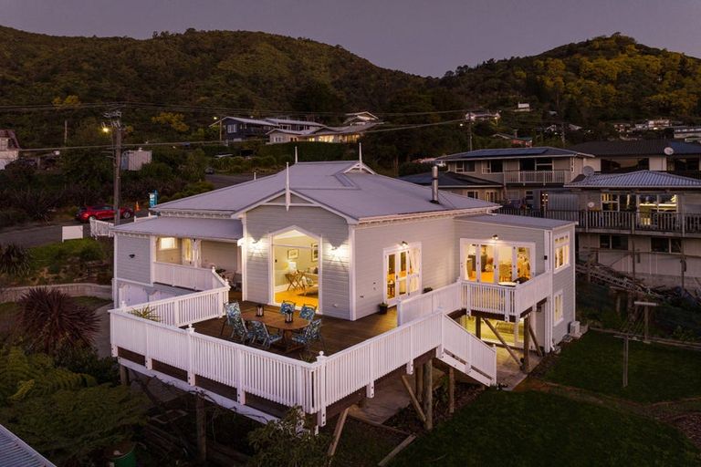 Photo of property in 5 Taranaki Street, Picton, 7220