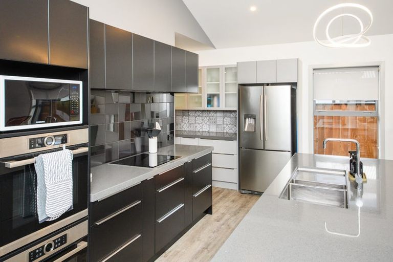 Photo of property in 10 Mediterranean Grove, Fitzherbert, Palmerston North, 4410