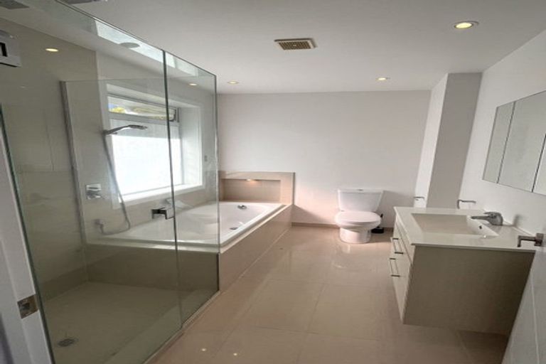 Photo of property in 15 Glenroy Place, Green Bay, Auckland, 0604