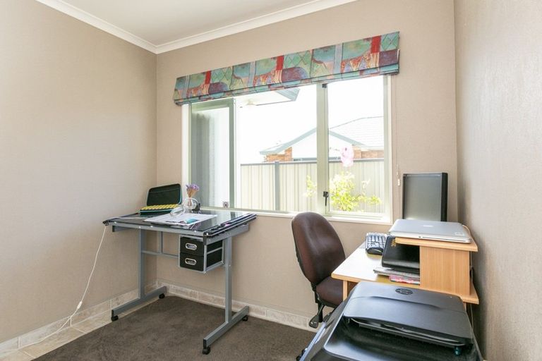 Photo of property in 18 Forbury Way, Taradale, Napier, 4112