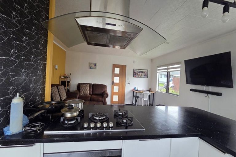 Photo of property in 37 Meadowvale Rise, Titirangi, Auckland, 0604