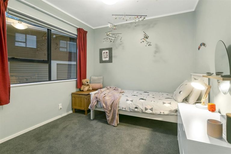 Photo of property in 1/55 Greenvalley Rise, Glenfield, Auckland, 0629