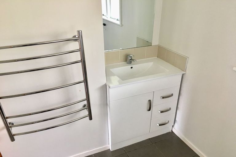 Photo of property in 2/7 Luplau Crescent, Cockle Bay, Auckland, 2014