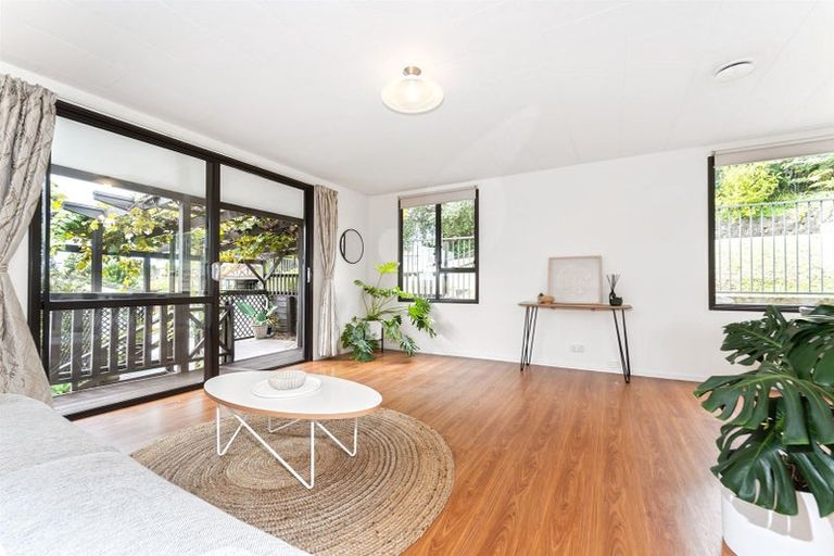 Photo of property in 2/28 Exeter Place, Unsworth Heights, Auckland, 0632