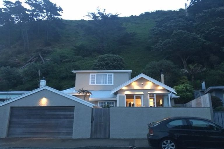 Photo of property in 144 Breaker Bay Road, Breaker Bay, Wellington, 6022