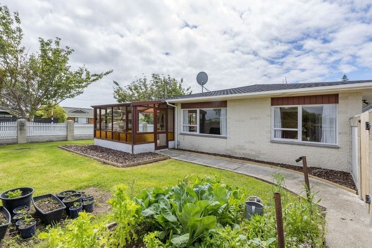 Photo of property in 28 Oriwa Street, Waikanae, 5036