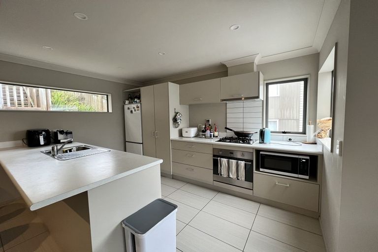 Photo of property in 61 Glanmire Road, Newlands, Wellington, 6037