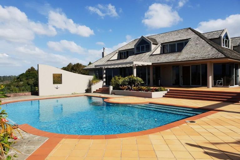 Photo of property in 15 Chisbury Terrace, Shelly Park, Auckland, 2014