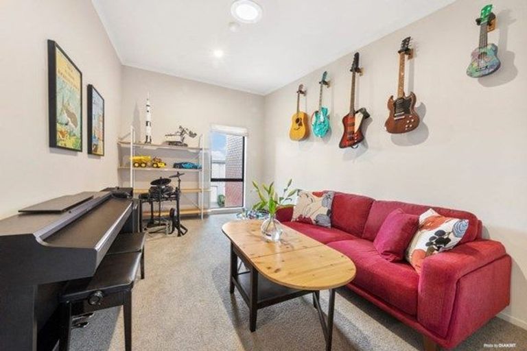 Photo of property in 10 Peihana Road, Hobsonville, Auckland, 0616