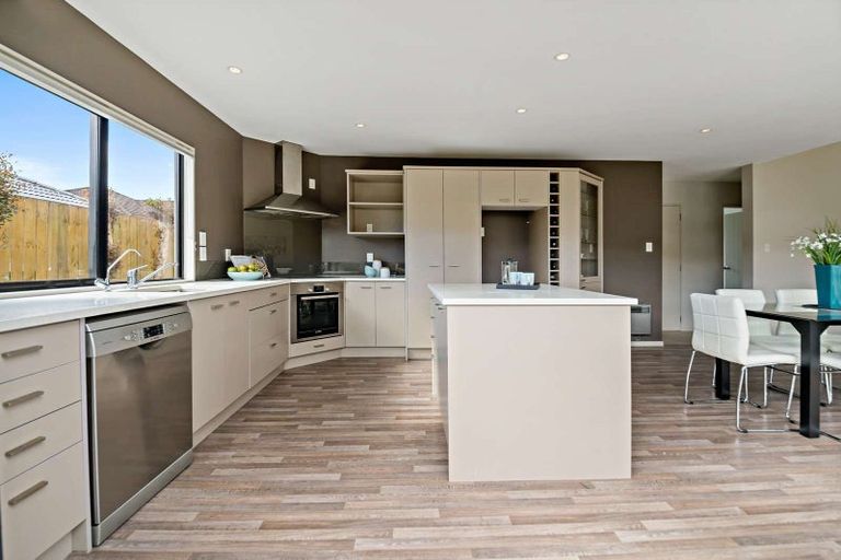 Photo of property in 25 Erne Crescent, East Tamaki, Auckland, 2016