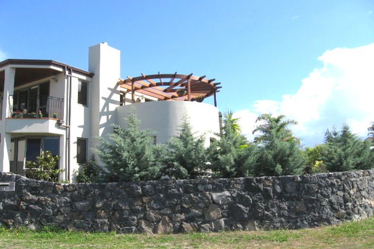 Photo of property in 1 Rosella Place, Murrays Bay, Auckland, 0630