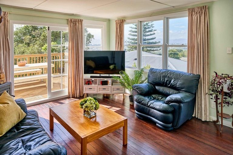 Photo of property in 10 Hiwi Crescent, Titahi Bay, Porirua, 5022