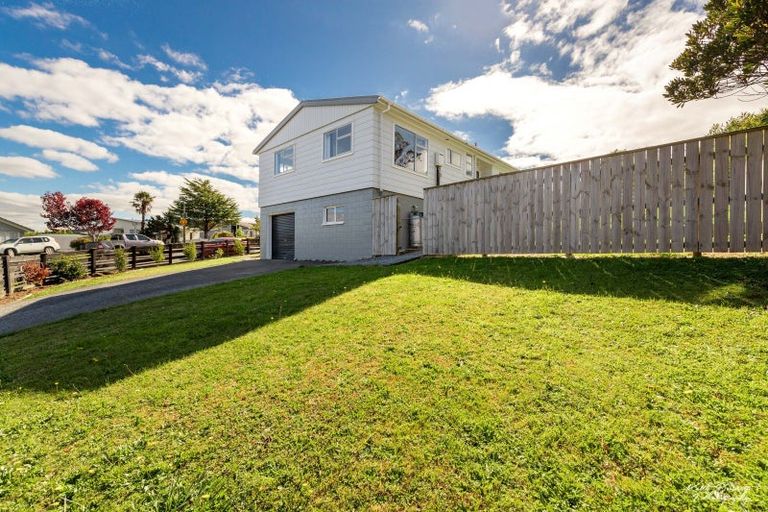 Photo of property in 118 Norana Road, Timberlea, Upper Hutt, 5018