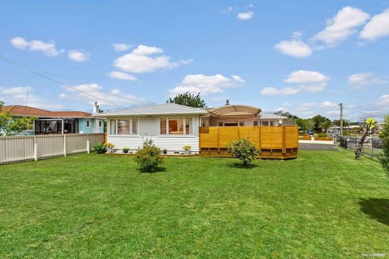 Photo of property in 32 Gloria Avenue, Te Atatu Peninsula, Auckland, 0610