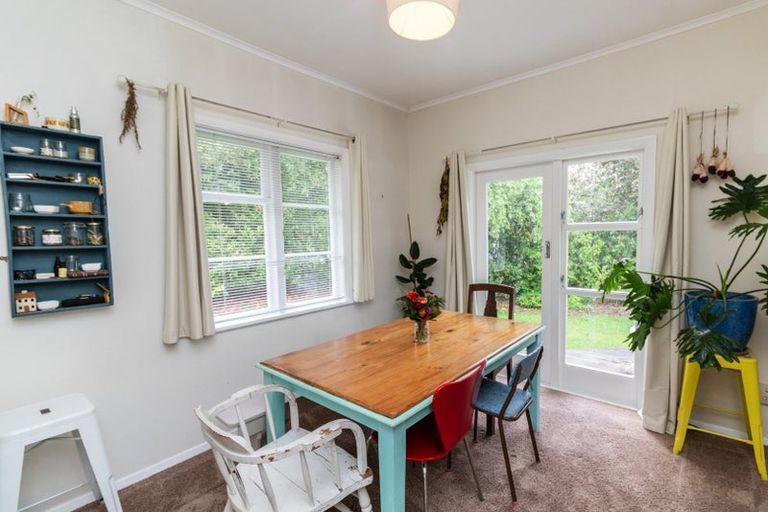 Photo of property in 33 Pinehaven Road, Pinehaven, Upper Hutt, 5019