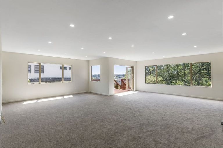 Photo of property in 14 Spoonbill Place, Unsworth Heights, Auckland, 0632