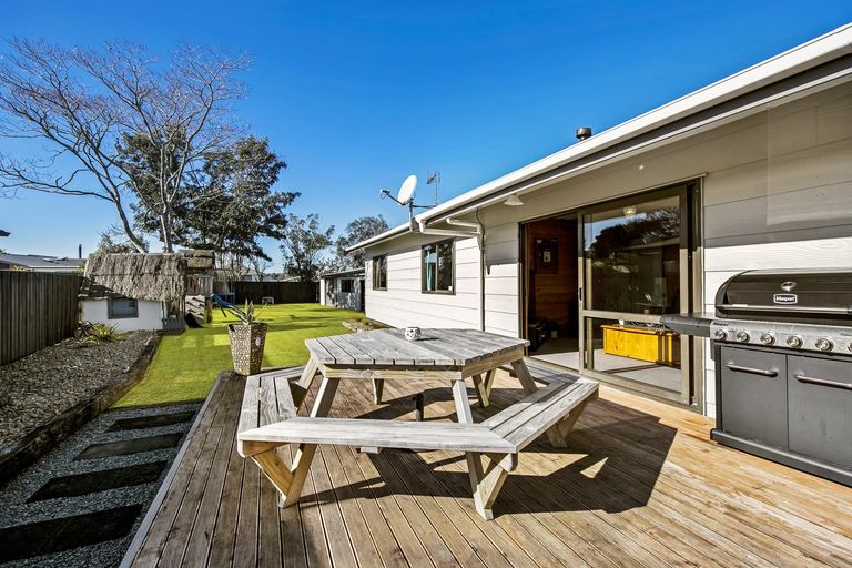 Photo of property in 11 Coolen Place, Tuakau, 2121