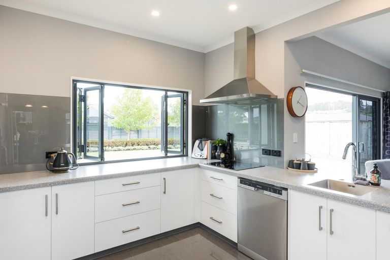 Photo of property in 37 Chestnut Close, Kelvin Grove, Palmerston North, 4414