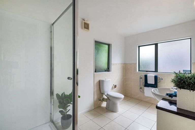 Photo of property in 27 Aorangi Place, Birkenhead, Auckland, 0626