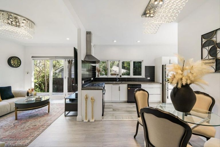 Photo of property in 98 Millbrook Road, Sunnyvale, Auckland, 0612