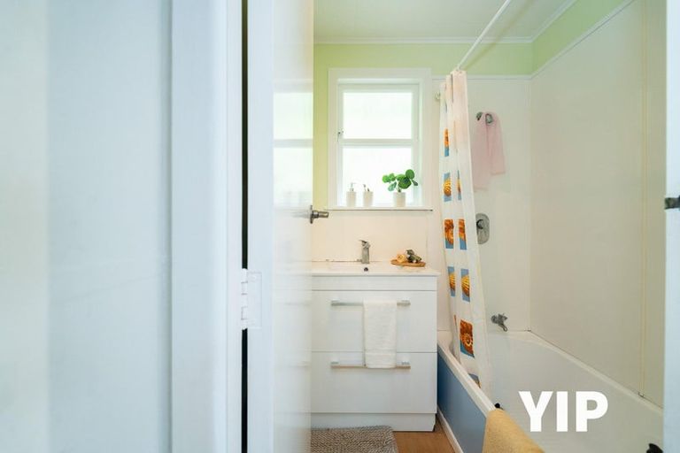 Photo of property in 115 Ruskin Road, Newlands, Wellington, 6037