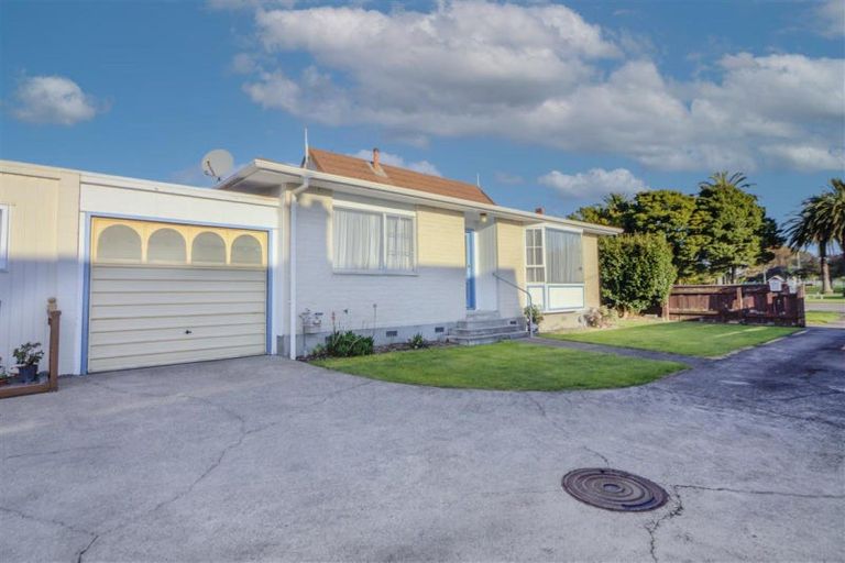 Photo of property in 40-42 Queen Street, Mount Victoria, Wellington, 6011